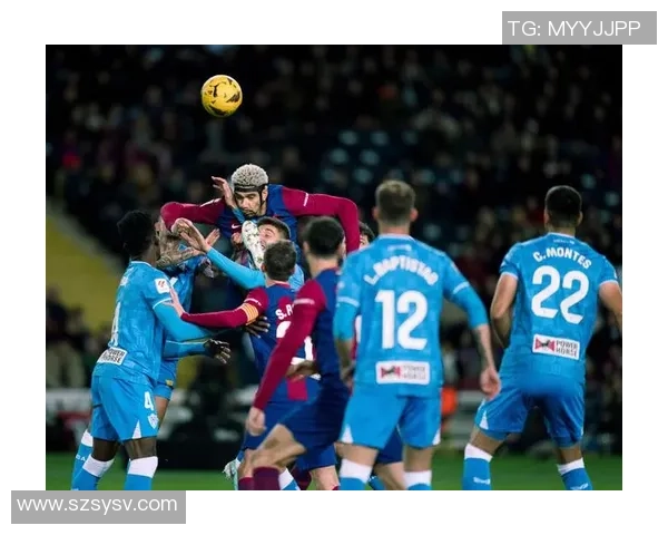 巴萨球星打足球展现团队默契与个人技巧全面解析 巴萨球星打足球展现团队默契与个人技巧全面解析